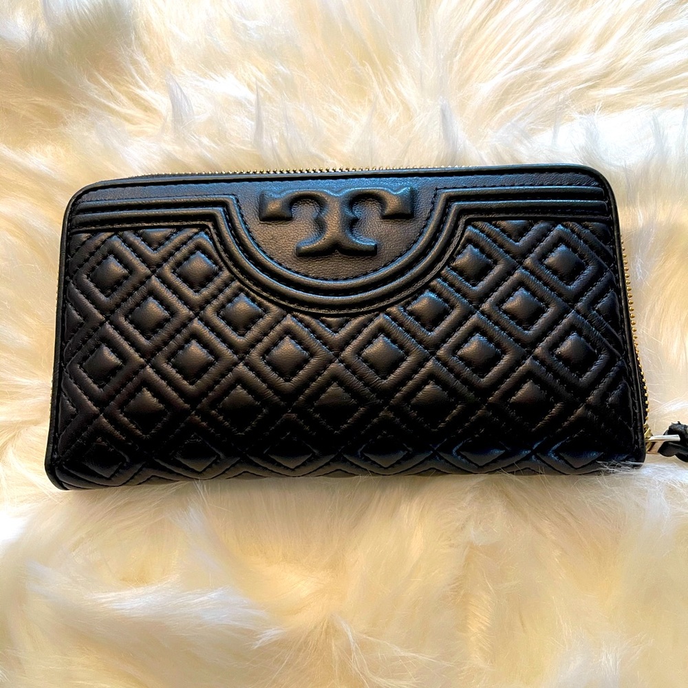 Large quilted wallet with divider.